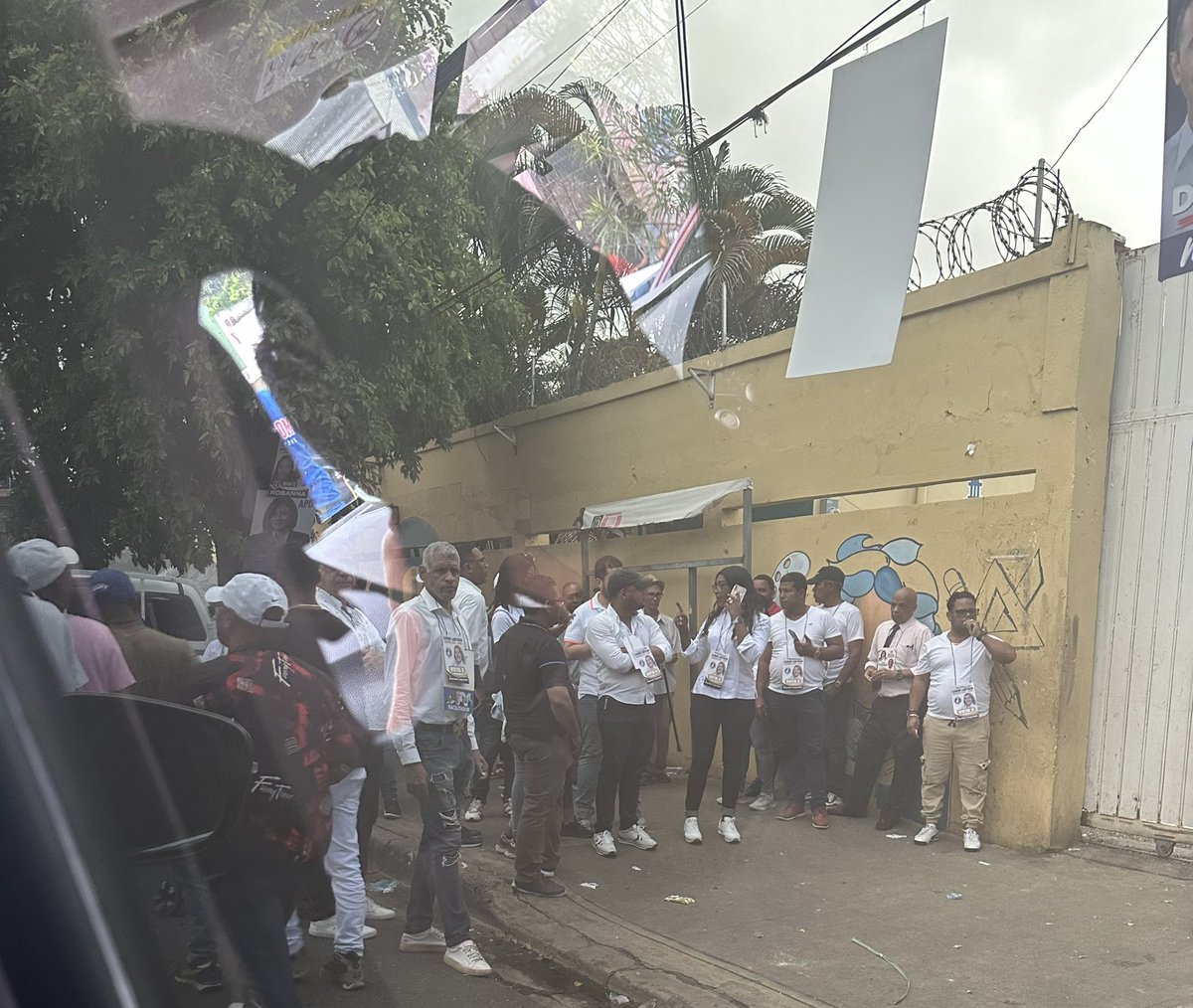 El fortalecimiento de la democracia tiene que ver con el respeto no solo a nuestra constitución sino también a nuestras leyes. Y estas imágenes frente al recinto electoral de la escuela Rep Dom en Villa Juana no está bien <a href="/juntacentral/">JCE</a>