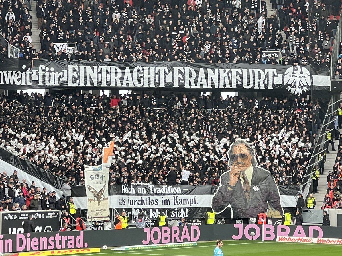 Julian_Franzke's tweet photo. Schöne kleine Choreo in Freiburg. #SGE #SCFSGE https://t.co/n4Szd5TRqM
