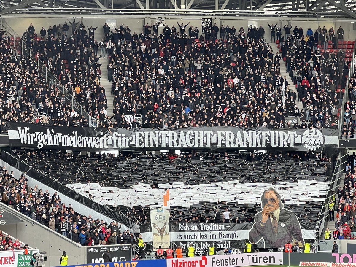 Julian_Franzke's tweet photo. Schöne kleine Choreo in Freiburg. #SGE #SCFSGE https://t.co/n4Szd5TRqM