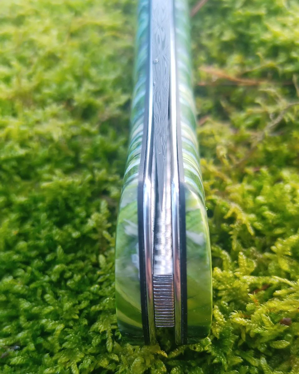 Couteaudumitou's tweet photo. @Couteaudumitou 
Bonjour à tous
Voilà un #couteau pliant L'Episol cran carré
Sa lame est en #damas inox
Ses platines et son ressort sont en inox
Son manche est en molaire de #mammouth stabilisé
Il mesure 21 cm pour 9 cm de lame
#madeinfrance #faitmain #coutellerie #artisanat https://t.co/Qof2v3kp2i