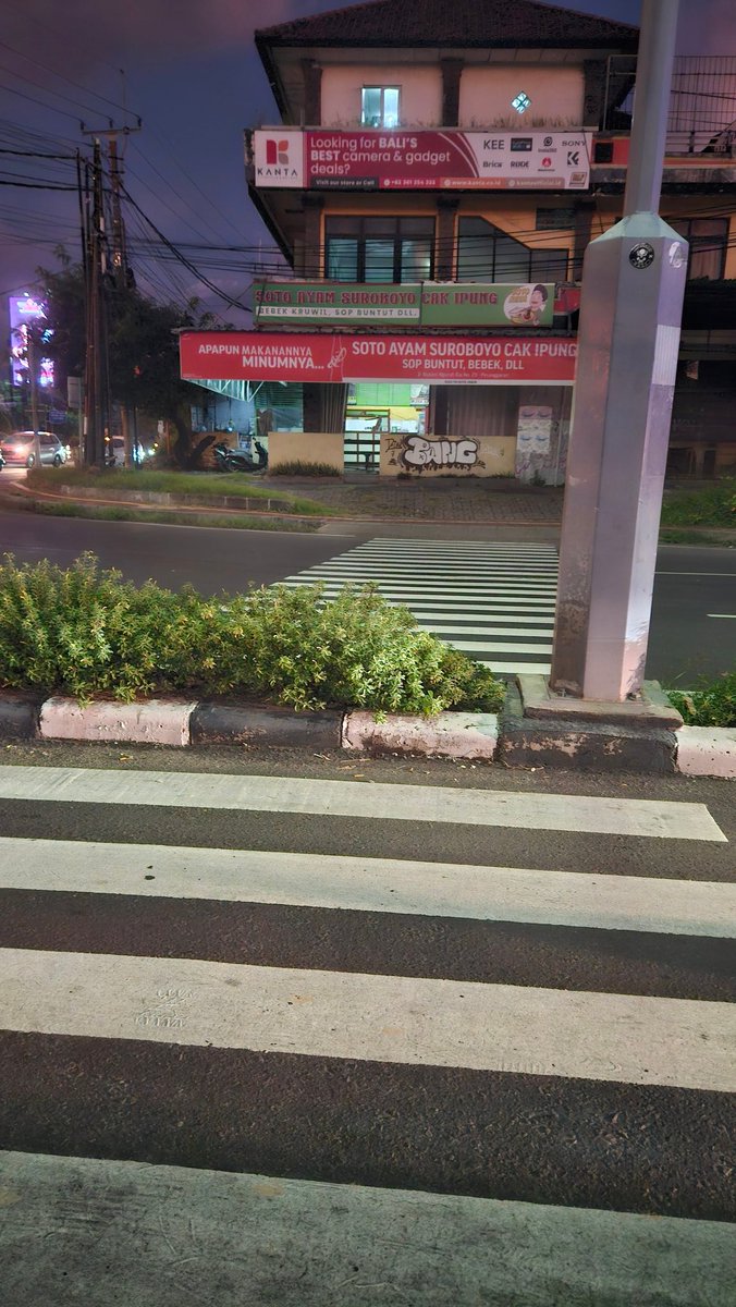 Love this road crossing
I wish we have more like this in Europe, 
so pedestrians dont slow us down.
Its obvious that only skilled individuals can make it on the other side 😆
BONUS: Green light was ON all the time 🤭 #bali #roadrules #greatidea #carculture