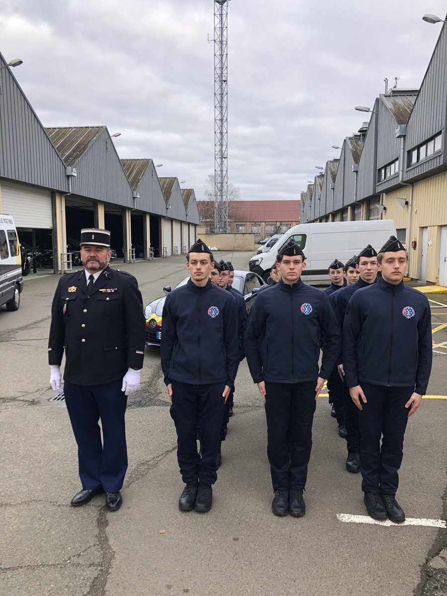 Acgn72's tweet photo. Nos cadets se sont joints à leurs aînés  lors de la cérémonie d’hommage du 16 février 2024 afin d’honorer la mémoire des gendarmes morts en service.
Un moment d’émotion et de partage 🇫🇷 https://t.co/zsAwUYtBkc