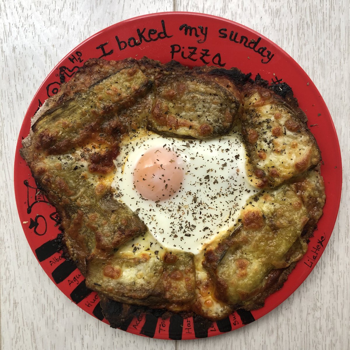 My aubergine Sunday pizza baked by me ✌🏼
On a <a href="/pintandoplatos/">@pintandoplatos</a> customised plate by <a href="/LilaHexe/">Lilahexe</a> 
#GraupixPizza