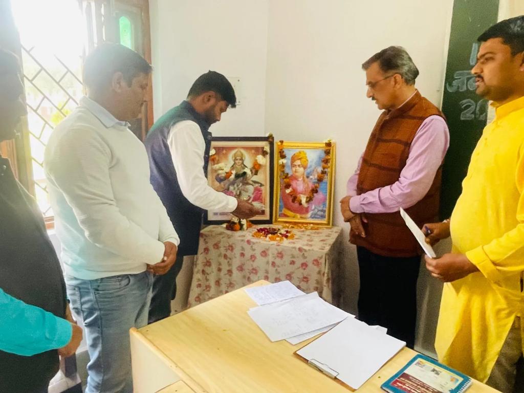ABVPMK's tweet photo. आज अभाविप रीवा जिले की जिला समीक्षा बैठक संपन्न हुआ जिसमें मुख्य रूप से राष्ट्रीय कार्यकारिणी के विशेष आमंत्रित सदस्य डॉ रघुराज किशोर तिवारी जी व प्रांत मंत्री श्री माखन शर्मा जी उपस्थित रहे!
#ABVP https://t.co/Oyl6RMijBv