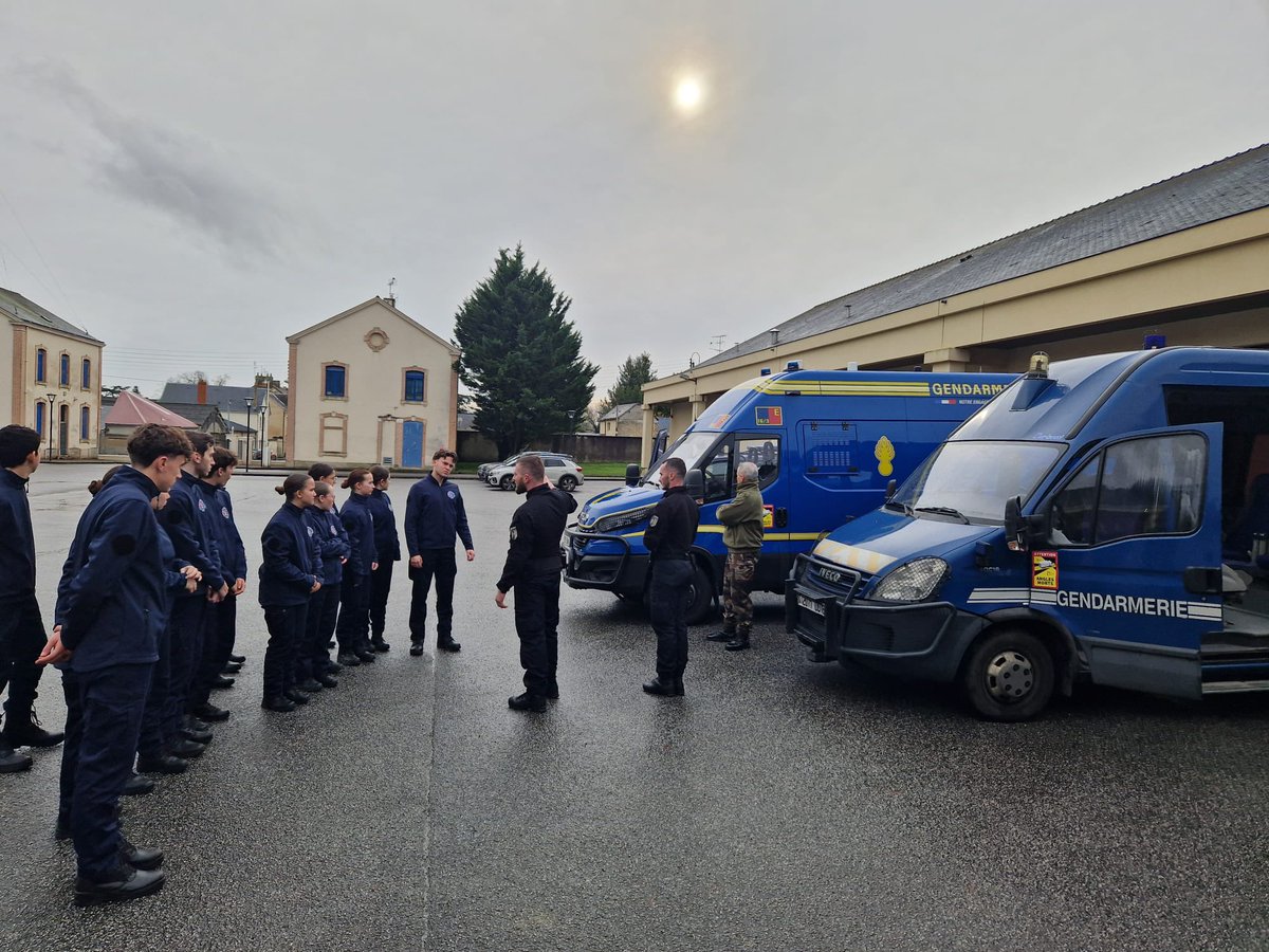 Acgn72's tweet photo. Week-end de rassemblement de février pour les cadets avec une première journée consacrée à la découverte de l’escadron de gendarmerie mobile de Mamers 🇫🇷 1/2 https://t.co/NclcwYkKis