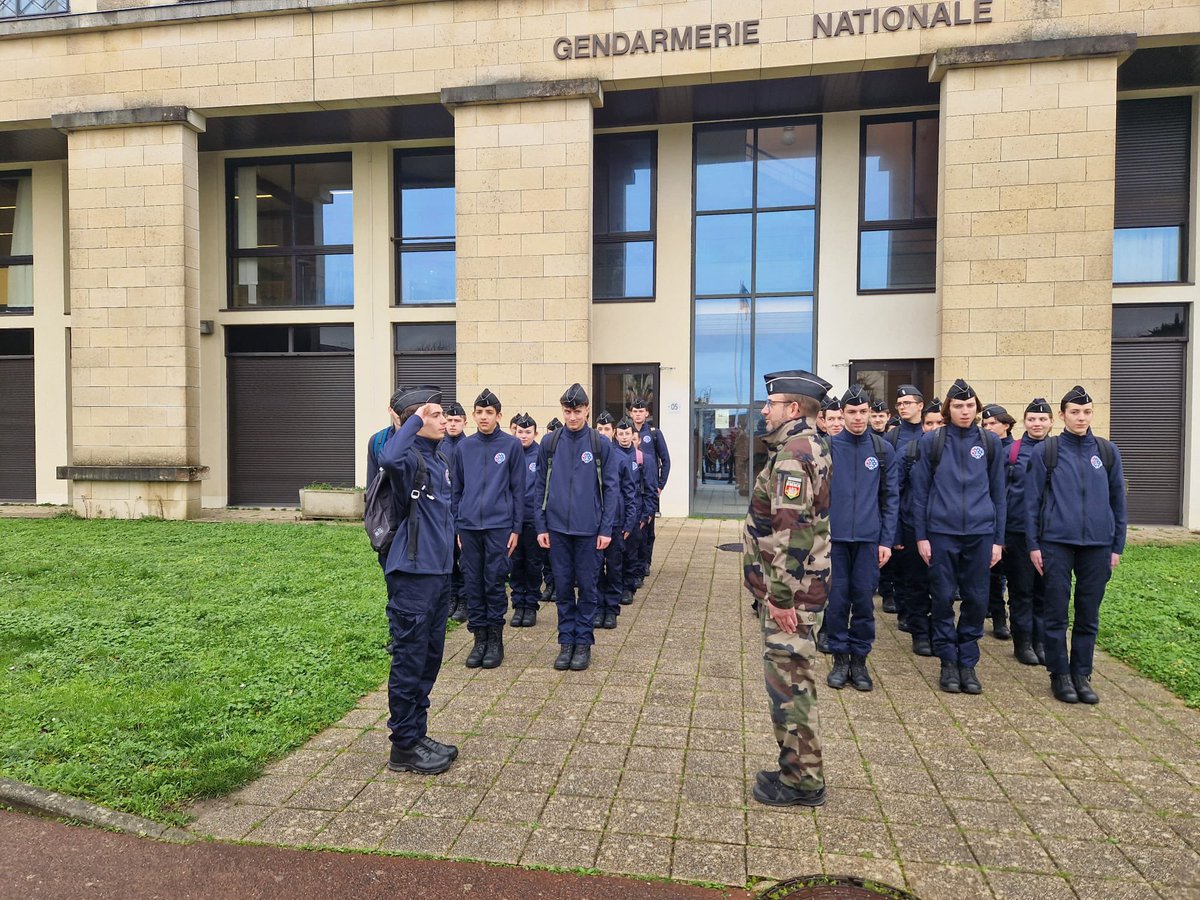 Acgn72's tweet photo. Week-end de rassemblement de février pour les cadets avec une première journée consacrée à la découverte de l’escadron de gendarmerie mobile de Mamers 🇫🇷 1/2 https://t.co/NclcwYkKis