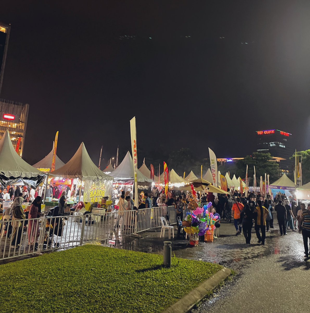 Tak, sekarang ni siapa yang tetapkan harga makanan dekat karnival makanan kene dalam range RM15 to RM55 ni we seriously need to talk. Padahal karnival makanan ni dah macam pasar malam je taw tapi kenapa harga lagi mahal dari dalam Mall? Hello Polis tengok ni!