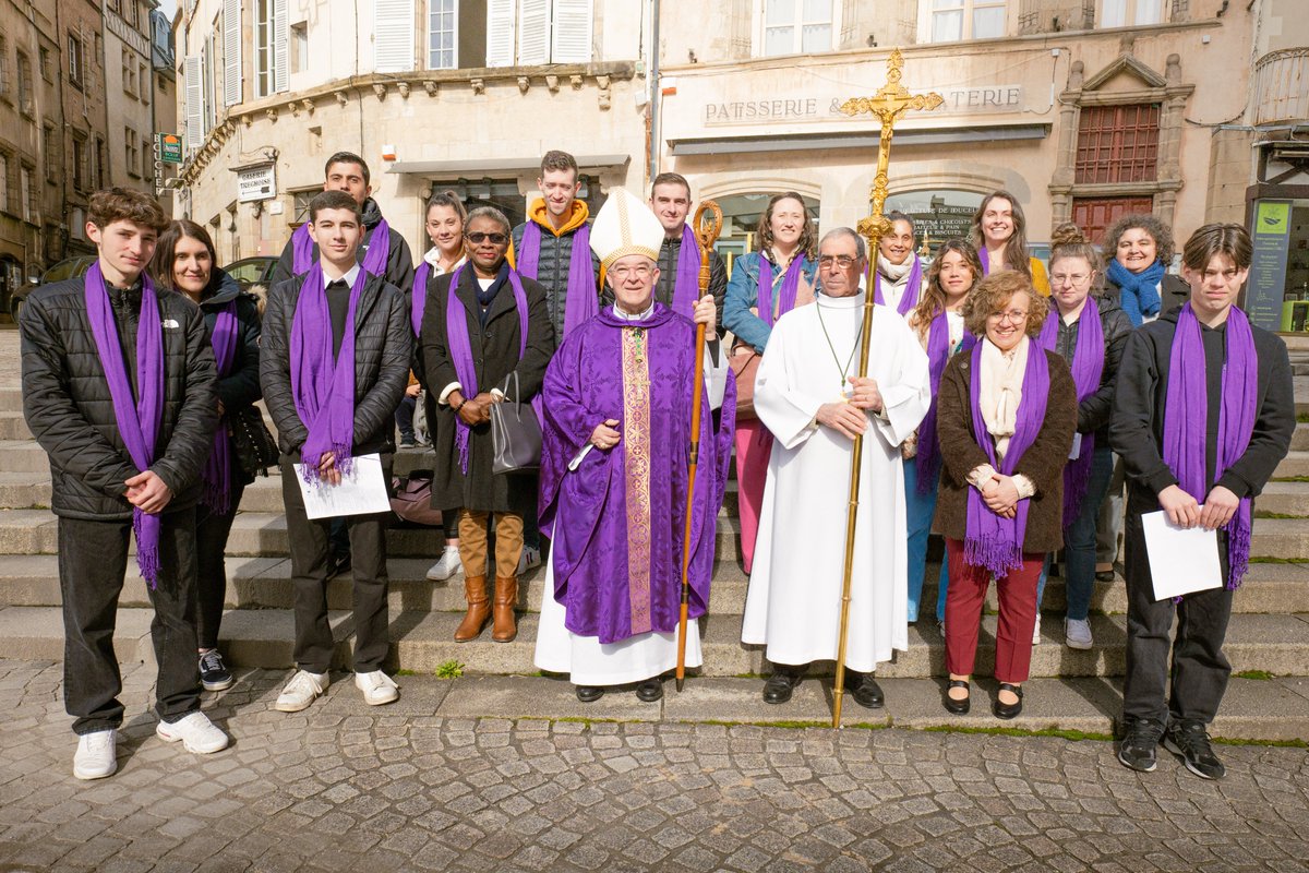 CorrezeCatho's tweet photo. [📸]Appel décisif des catéchumènes ce matin à la cathédrale : 15 adultes seront baptisés à #Pâques. Joie ! 🙏 https://t.co/cYc6ZYe1Ya