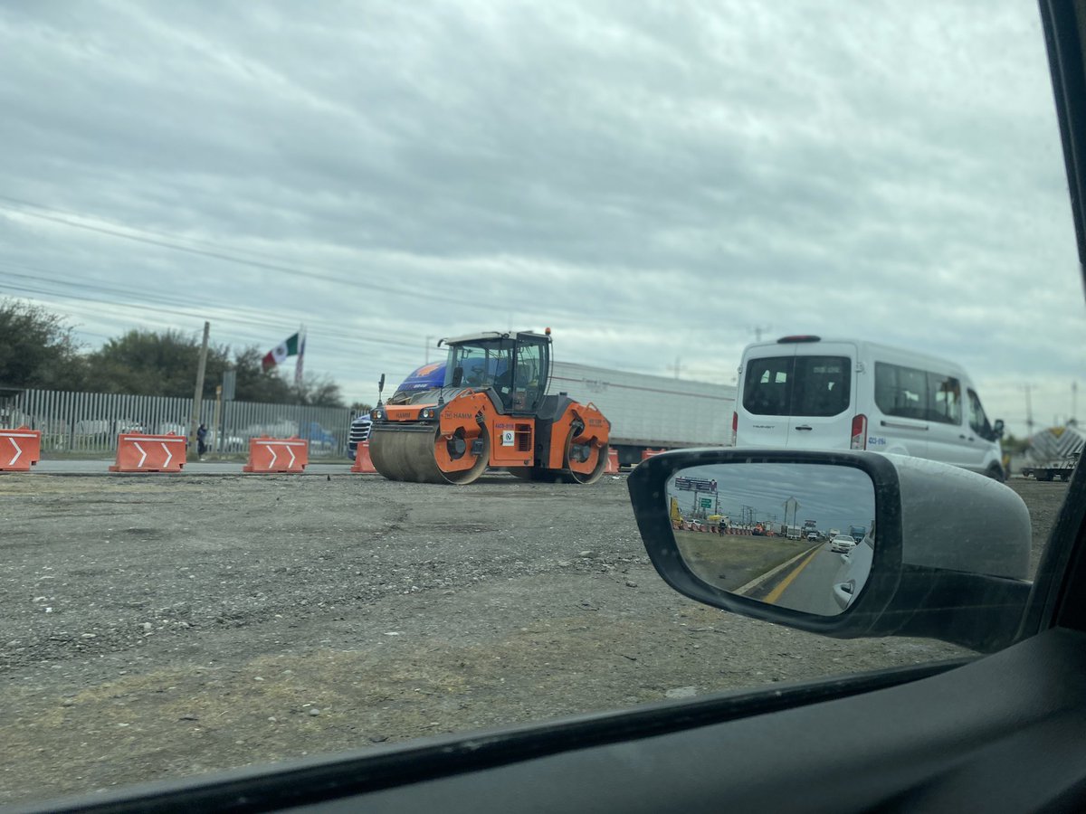 ViniVillarreal's tweet photo. Tráfico en exceso carretera Mty Laredo de sur a norte altura del aeropuerto por trabajos innecesarios. Solo para colapsar la vialidad. @CAPUFE @SICTmx @SCT_NuevoLeon https://t.co/BPeMBTTg5N