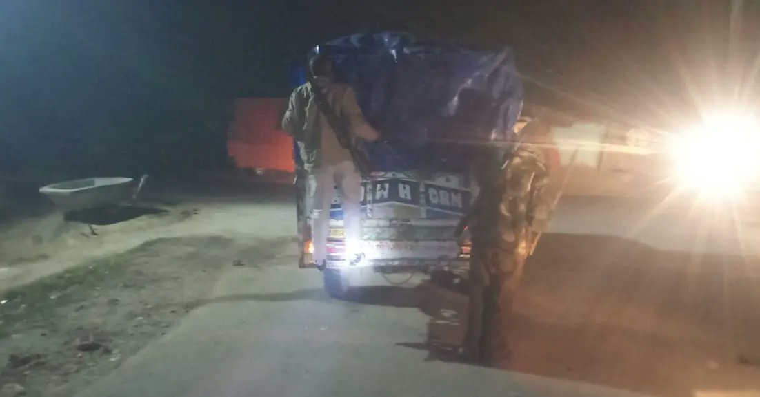 SitamarhiPolice's tweet photo. अपराध एवं अपराधियों पर अंकुश लगाए रखने हेतु सीतामढ़ी पुलिस द्वारा निरंतर सघन वाहन जांच की जा रही है...
वाहन जांच में पुलिस का सहयोग करें, अपराध की रोकथाम में सहभागी बनें।
#vehicalchecking 
#CrimePrevention
#CrimeControl https://t.co/9WZwu9lyaR