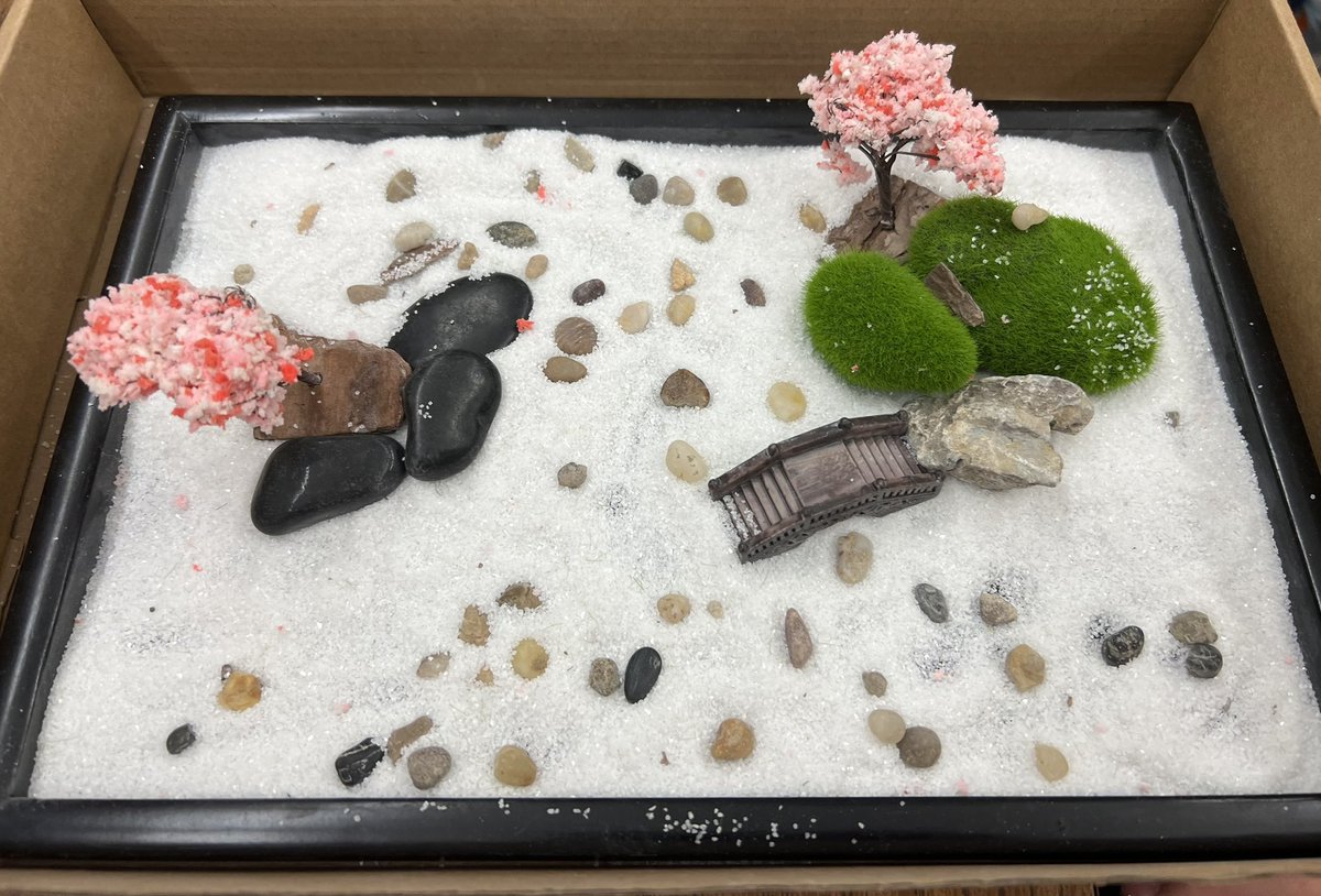 mslukins's tweet photo. This week students immersed themselves in the arts of Japan and shared their creations with classmates, including 🎨 painting, ✏️ drawing, 🖊 calligraphy, anime art, 🍣 🍱 sushi, 🍜 ramen, haiku poetry, origami, 🐟gyotaku fish printing! 💜 Love their creativity! @DeAnza_Academy https://t.co/wZiqz75D1p