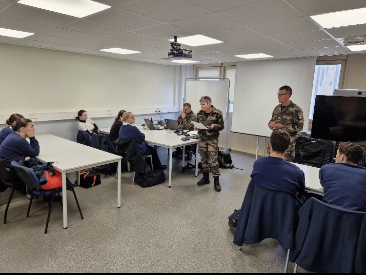 Acgn72's tweet photo. Instruction sur le cadre légal de l’usage des armes #soldatdelaloi, sport et cohésion au menu de la deuxième journée de ce week-end de rassemblement 🇫🇷 https://t.co/lEzEOTCJiq