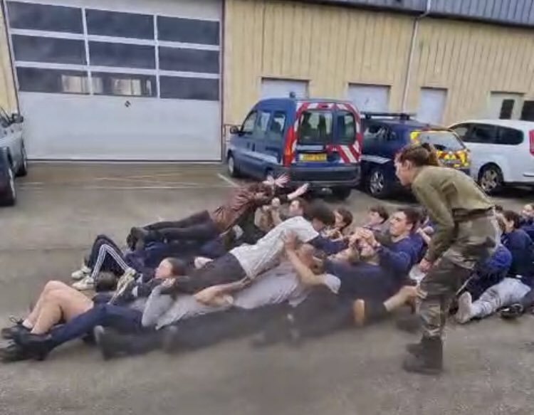 Acgn72's tweet photo. Instruction sur le cadre légal de l’usage des armes #soldatdelaloi, sport et cohésion au menu de la deuxième journée de ce week-end de rassemblement 🇫🇷 https://t.co/lEzEOTCJiq