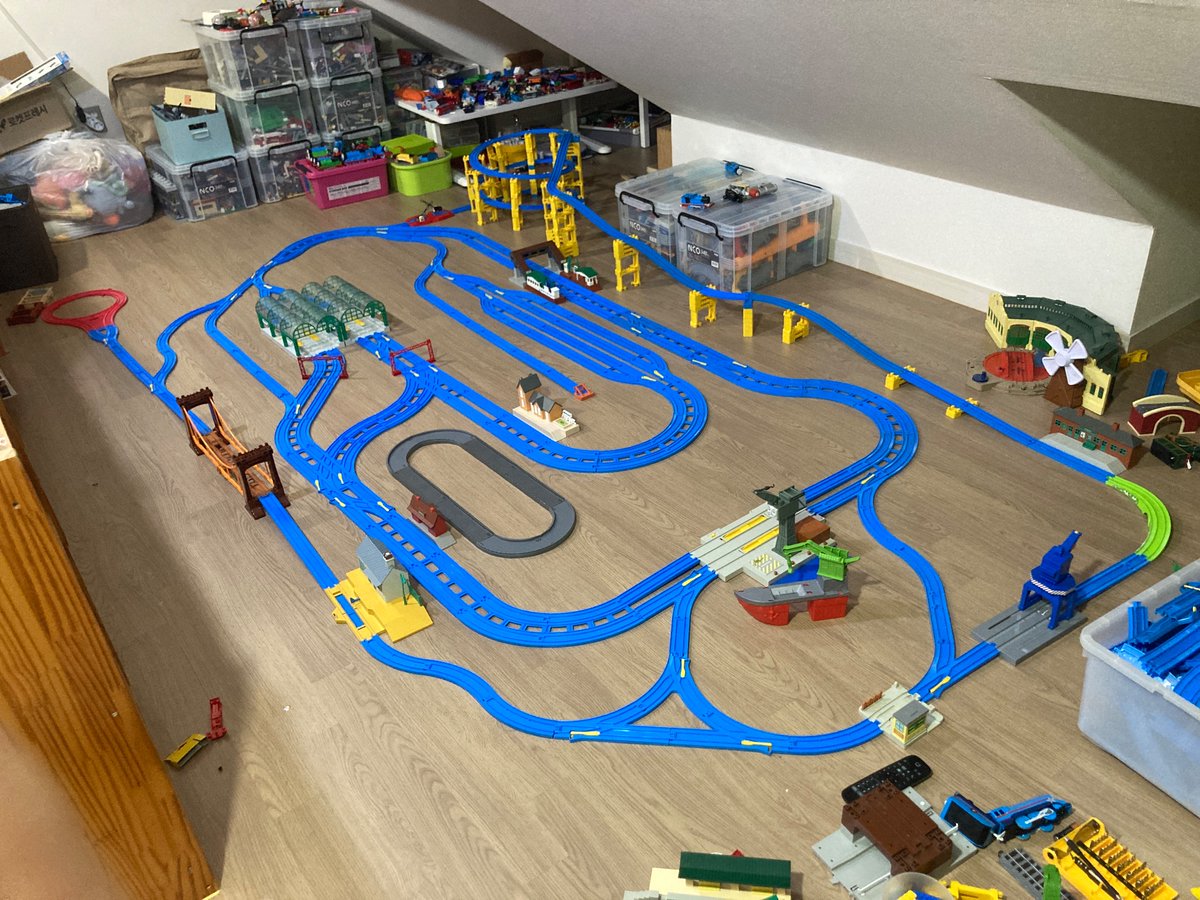 ChomuOmu06's tweet photo. Special thanks to @Myulchiverse, @heochya_88, @go2blackdragon, and @PyeongTeug for joining me at my home and helping me make this amazing and wacky layout! They sure knocked it out of the park with this one. I might make some minor changes here and there. https://t.co/D73gaMQOLW