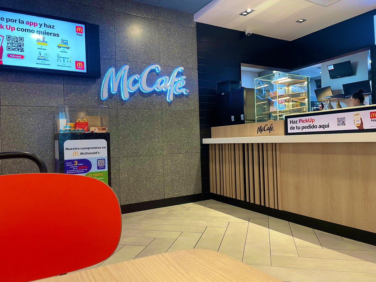 ivanortizc's tweet image. Yo creo que así debe de lucir la oficina de diosito en el cielo.