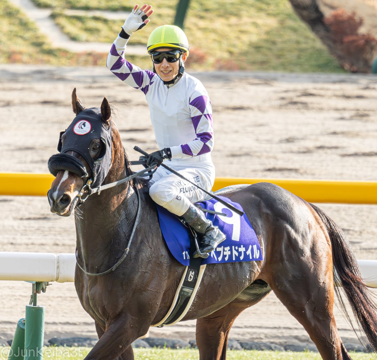 右手を挙げた藤岡佑介！！ #フェブラリーステークス #藤岡佑介 