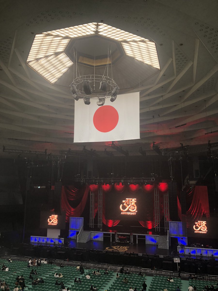 ayabenchama's tweet photo. アリーナで見たかった😭席遠かった…😭
それでも精一杯歌って手振って楽しめた！
私は今も #TRF が大好き♡ 
去年の今頃かなり辛いことがあった中、30thアニバーサリーライブに参加して元気をもらったこと、あれから1年経った今、「寒い夜だから」で同じ演出を見た時、去年の記憶が蘇り泣いた😭 https://t.co/uS3nVZHZyy
