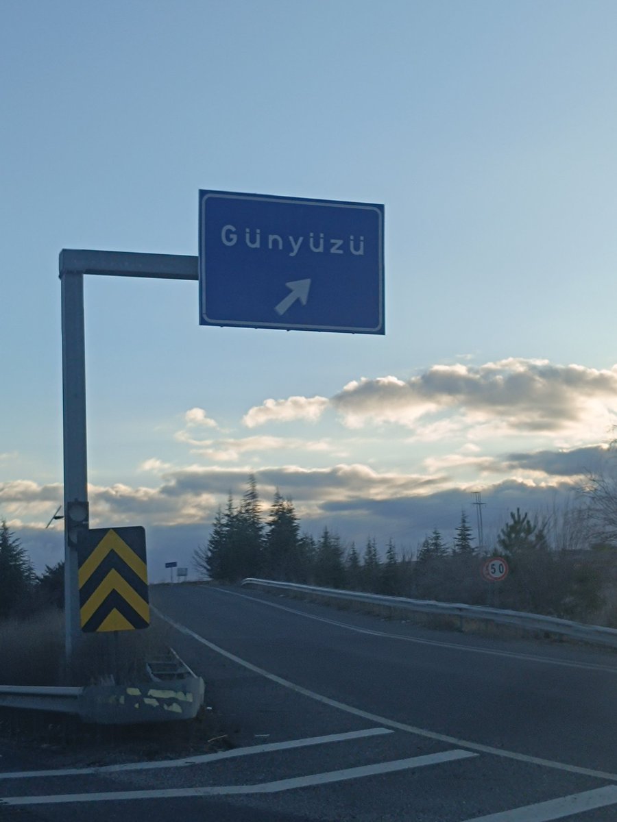 Capano52Capano's tweet photo. Bi günyüzü göstermediler ama tabelasını gördük şükür EMAD-DER🧿
#KademeliEmeklilikAnkarada https://t.co/GZfHdyiBai
