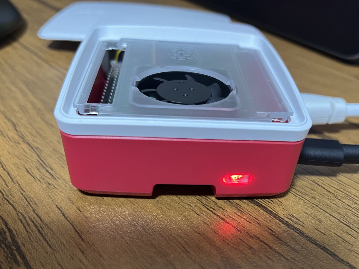 TaachimalKo's tweet photo. ラズパイ5の電源ボタンめっちゃ便利！
電源ボタンからシャットダウンも出来てすごいいいです✋ https://t.co/Yi7dwXOdIX