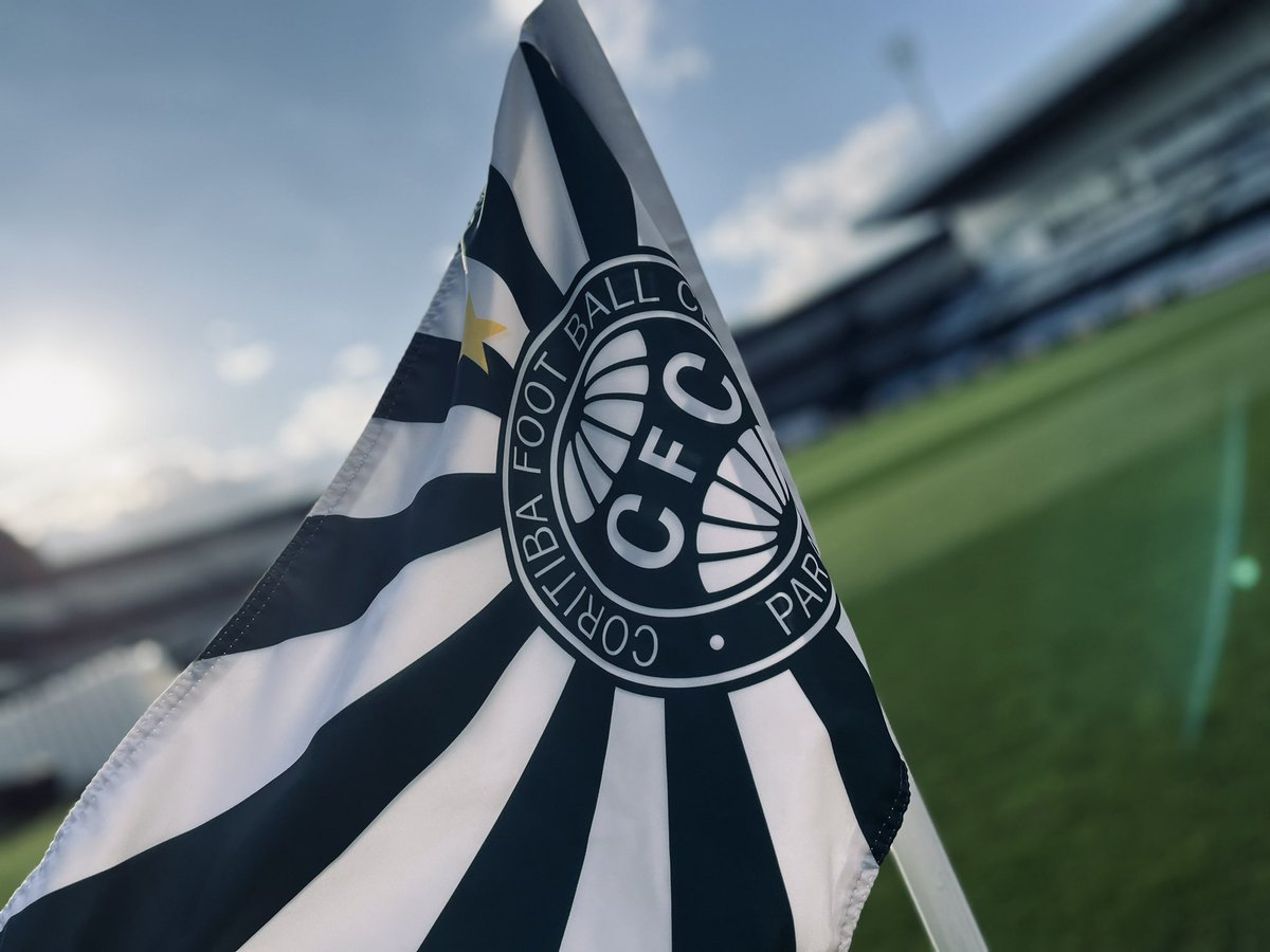 Coritiba's tweet photo. O Coritiba informa que, em relação ao clássico Atletiba deste domingo (18), embora a Federação Paranaense de Futebol tenha se colocado à disposição para transferência da data para segunda-feira (19), em razão do falecimento do diretor executivo Júnior Chávare, por decisão exclusiva, espontânea e unânime da comissão técnica, dos atletas e staff do departamento de futebol, a diretoria do Clube decidiu manter a realização da partida na data presente.

Esta decisão será um gesto de respeito e homenagem ao Júnior Chávare por todo empenho, dedicação e profissionalismo demonstrados por ele durante sua passagem pelo Clube e também pela sua paixão pelo futebol.