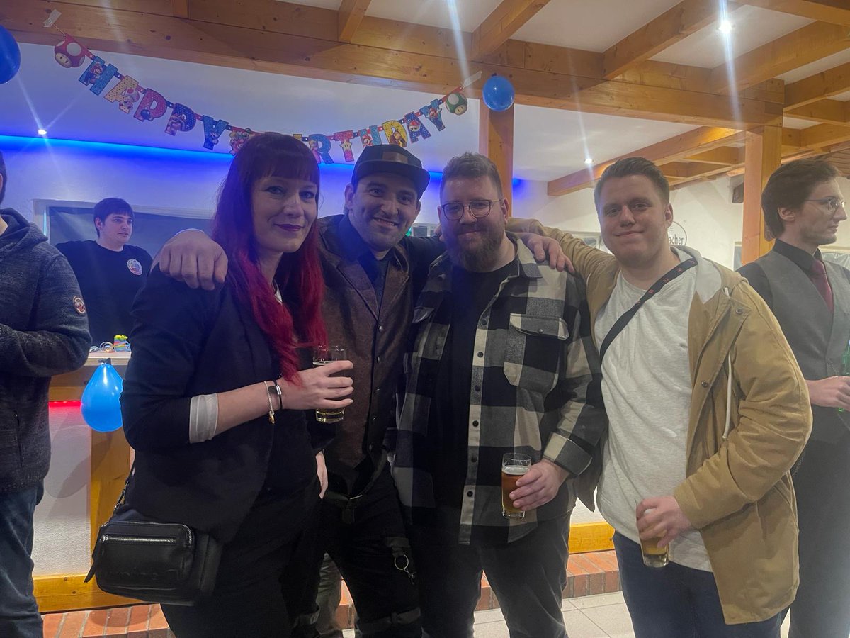 VoldeZockt's tweet photo. War ein Mega Event hat mich gefreut ein paar Streamer zu treffen danke <3 @xmelfromhellx @TheRealRayflip @eesy__ https://t.co/Xe0F3xgIfG