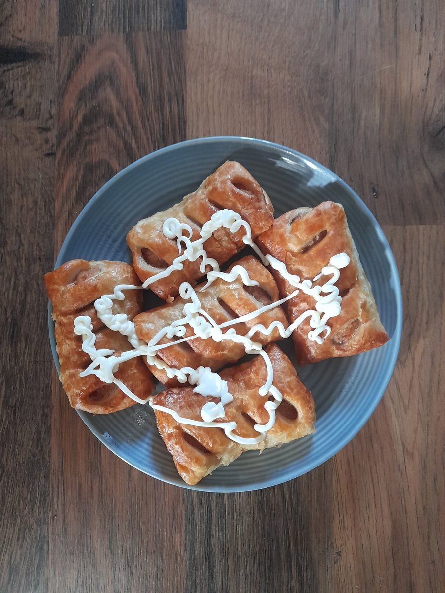 ArronJamesLyon2's tweet photo. Dinner time homemade 😋 sausage Rolls and mayo 😋 https://t.co/bGwzgieQa0
