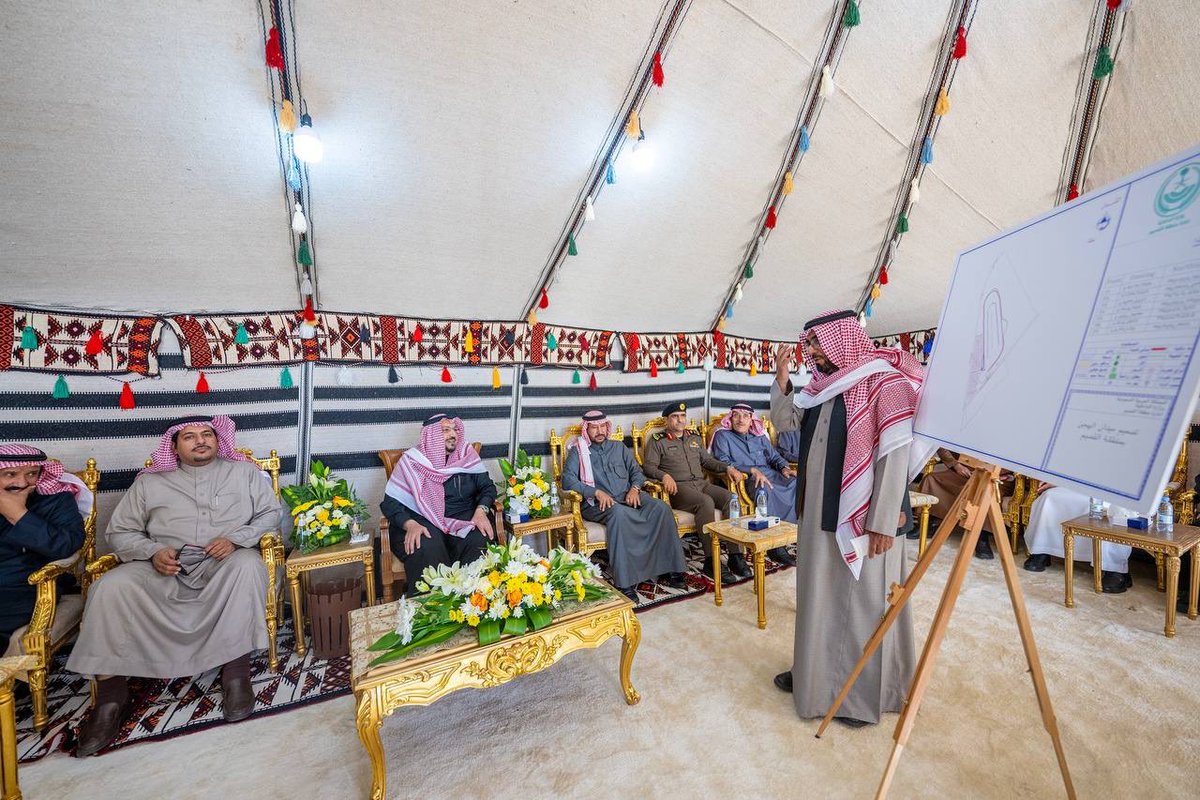 يقع على مساحة 18 مليون م2 و روعي في تنفيذه تطبيق أعلى المعايير والمتطلبات التي تسهم في دعم رياضة الهجن بالمنطقة ..

سمو #أمير_منطقة_القصيم يتفقد سير العمل بمشروع #ميدان_الهجن_بالقصيم.