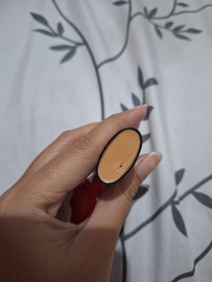 pinkeuskye's tweet photo. Wts pixy concealer shade 02 belum dipake samsek (cuma dalemnya kegores dikit kaya di pict 3)

🍊🍊40rb

wtb pixy concealer shade sand beige https://t.co/I83SzgUotv