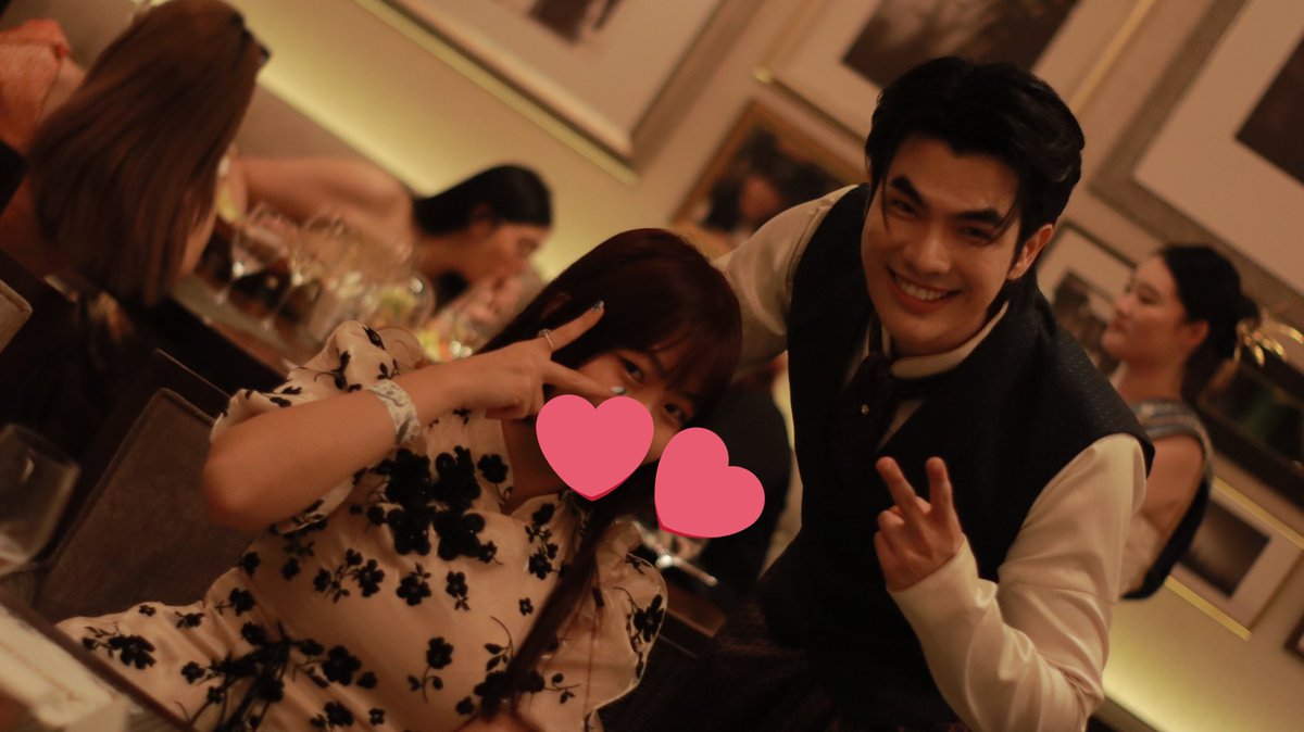 kiiramei's tweet photo. picture with p‘Mile💚 the only sign I got that night was from p‘Mile xD I did not realize people came prepared with pen and things to sign but still glad I got him to sign my menu card as a memory🫶🏻

#MilePhakphum @milephakphum 
#ManSuangExclusiveEvent https://t.co/kixacWxcTd
