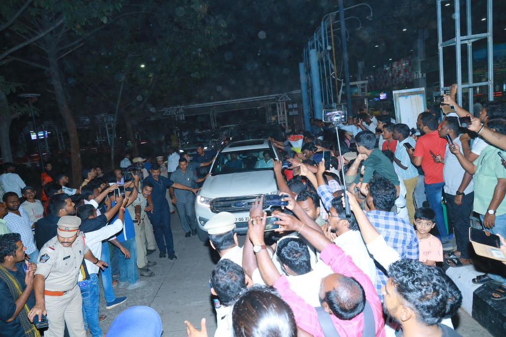 InformedAlerts's tweet photo. #PawanKalyan Engages in Party Review Meetings in Visakhapatnam
#JanaSenaParty Chief Pawan Kalyan has arrived in Visakhapatnam for a three-day stint, marked by party reviews & meetings with leaders. Stay tuned for updates on Janasena's strategies & discussions.
#InformedAlerts https://t.co/n49MHg52sh