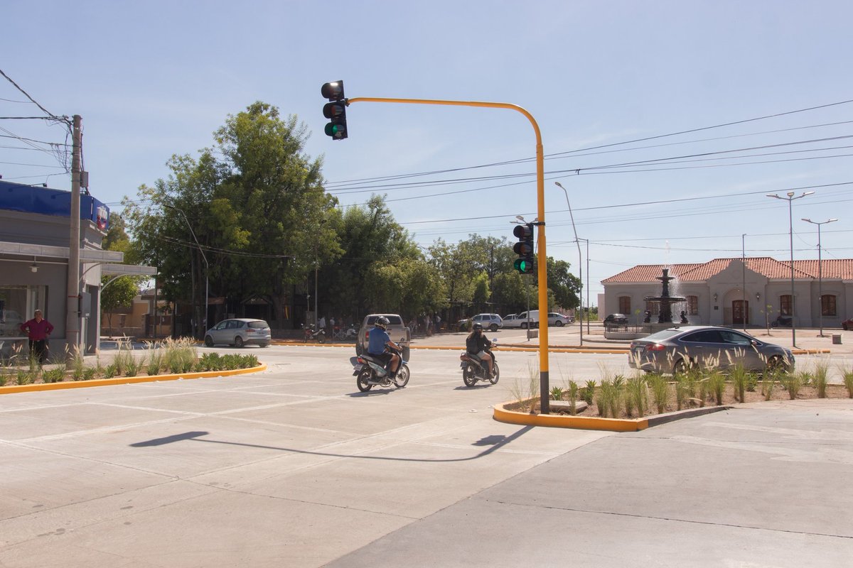 📍INSÓLITO📍

El gobernador de La Rioja Ricardo Quintela realizó un acto de inauguración de UN SEMÁFORO. 

Esta es la gran obra pública que te vende el kirchnerismo.
