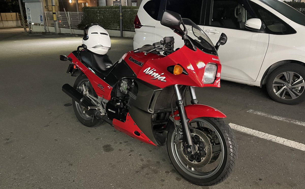 #GPZ900R やっと納車できました✨
購入してからオイル漏れやらクーラント漏れ、プラグの被りやらの修理から始まった…
自分より歳上だけど憧れの一台だったのでめちゃくちゃ嬉しい☺️☺️
フルノーマルの走行距離11,000キロ
#ninja #kawasaki
#GPZ乗りと繋がりたい
#バイク乗りと繋がりたい