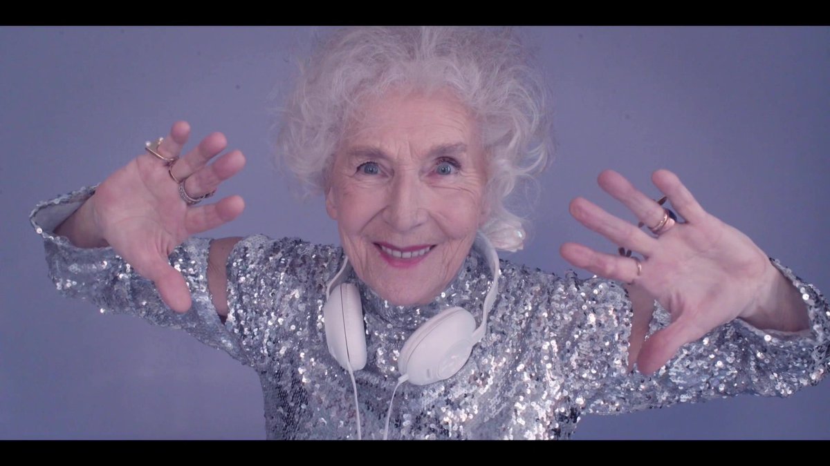 #Polen : Mit ihren 85 Jahren ist sie die älteste DJane in Polen und bessert sich damit ganz nebenbei auch noch ihre kleine Rente auf. Wirginia #Szmyt  rockt die Tanzsäle Polens. Heute im@weltspiegel_ard