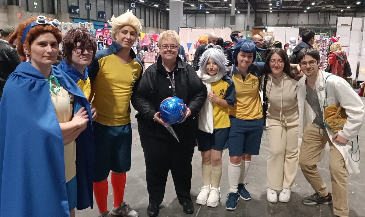 Sael_Moonart's tweet photo. Ayer conocí a Blanca y fue simplemente alucinante, me dejó mandarle un video a Mercedes la voz de Shawn y fue como un sueño. 
Ayer temblaba de emoción 🤍
Mi grupal y yo decidimos cantarle el Opening de Inazuma y es que no se merece menos 🛐
Mil gracias por todo ⚽
@SoyBlancaRada https://t.co/BiQjgdFsug