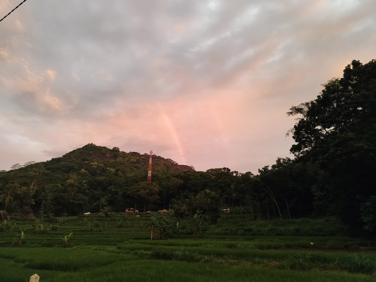 bernadetNick's tweet photo. @KabarGunkid 2 pelangi...hanya yg satu agk samaar https://t.co/kb09zgDHBy