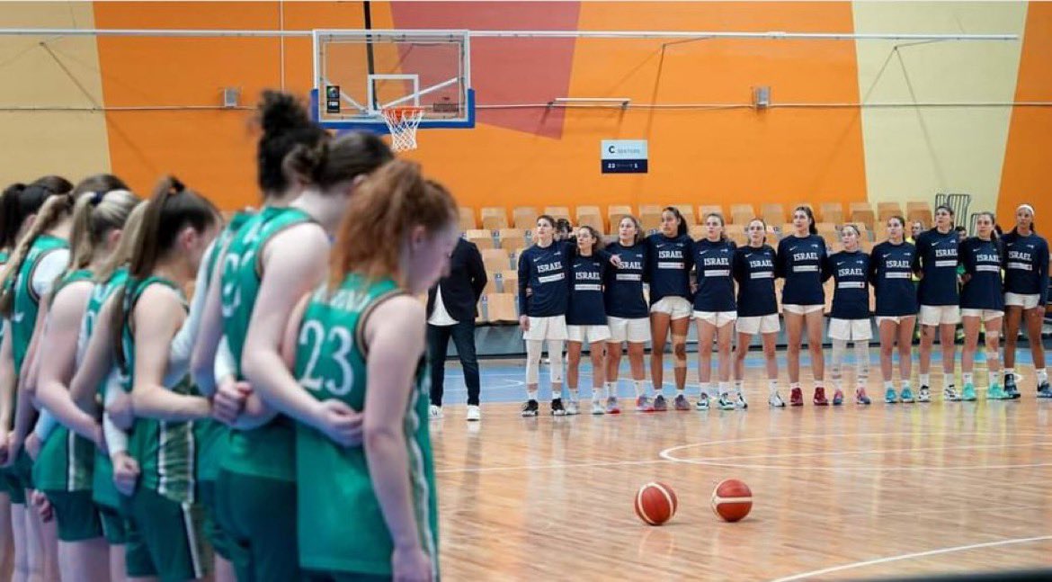 🇮🇪🇮🇱🏀 FLASH | #Meta a fermé le compte Instagram officiel de "Basketball Irland", car l’équipe féminine #irlandaise a refusé de serrer la main à l'équipe féminine #israélienne de basket lors d'une compétition officielle.
