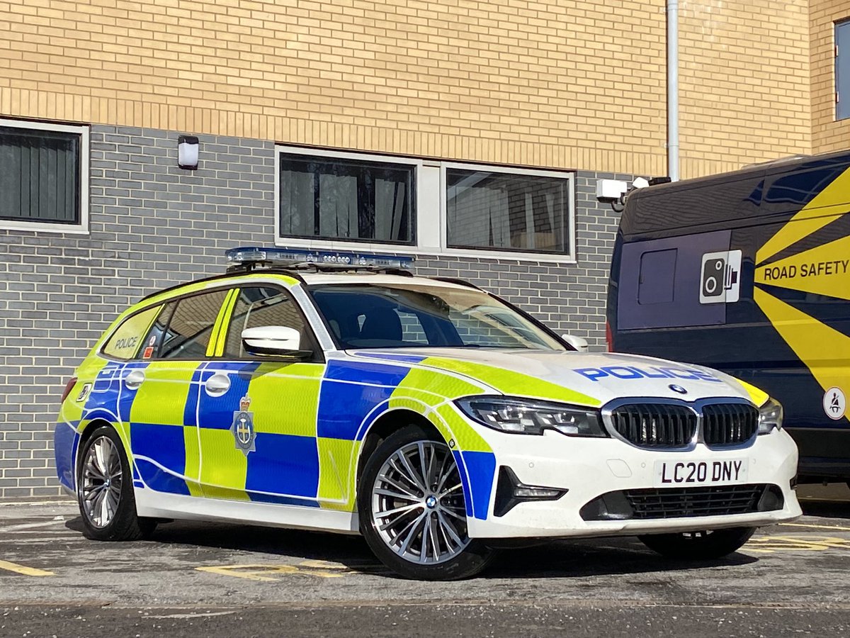 ShaunfromDurham's tweet photo. First day back with @DurhamRAPol for a while today. 9 cars cleaned inside and out in 6 hours.

@RuralCops had left their car here so cleaned that too 😎

#Standards #CleanToBeSeen #PositiveImage https://t.co/2DkN1UEoKP