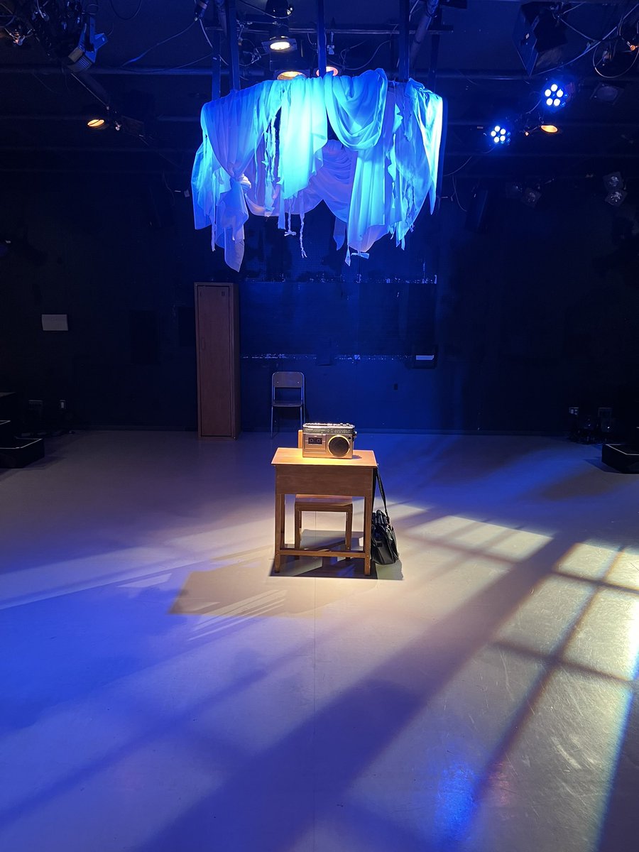 yoshiki___0806's tweet image. 18日のソワレを観劇。

新しい出会いと親しい人との別れを描いた春らしい内容のお芝居だった。

温暖化しまくったっぽい地球が舞台なのでみんな夏服だったし、蝉の鳴き声のSEが流れていたけれども。

前述の通りSFと言いつつも内容は親しい人とのお別れという普遍的で共感できるもの。

#わたしの星