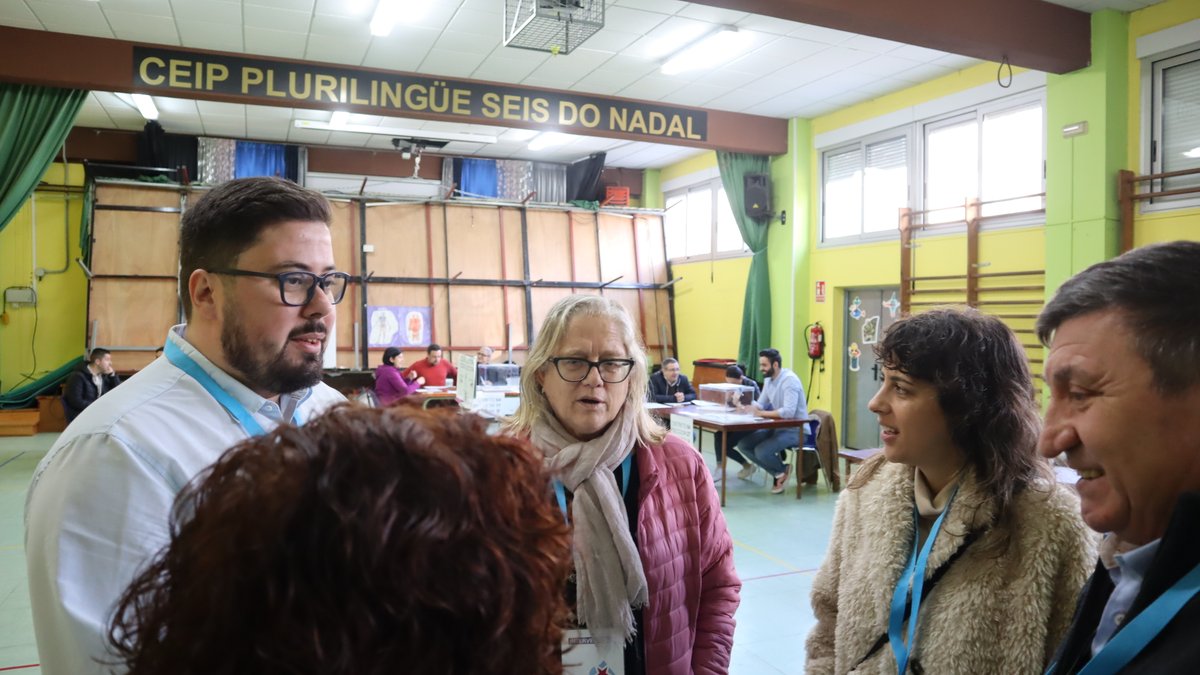 bngvigo's tweet photo. Nunha xornada electoral histórica para #Galiza, a nosa candidatura e cargos institucionais visitan os colexios electorais de #Vigo para agradecer o traballo das nosas interventoras e apoderadas. No BNG o papel da miltancia é o motor, un motor que é imprescindíbel para avanzar 💙 https://t.co/4l17puv94Q