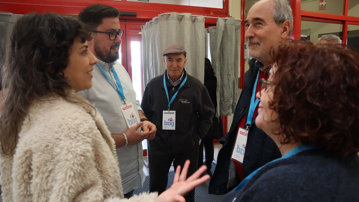 bngvigo's tweet photo. Nunha xornada electoral histórica para #Galiza, a nosa candidatura e cargos institucionais visitan os colexios electorais de #Vigo para agradecer o traballo das nosas interventoras e apoderadas. No BNG o papel da miltancia é o motor, un motor que é imprescindíbel para avanzar 💙 https://t.co/4l17puv94Q