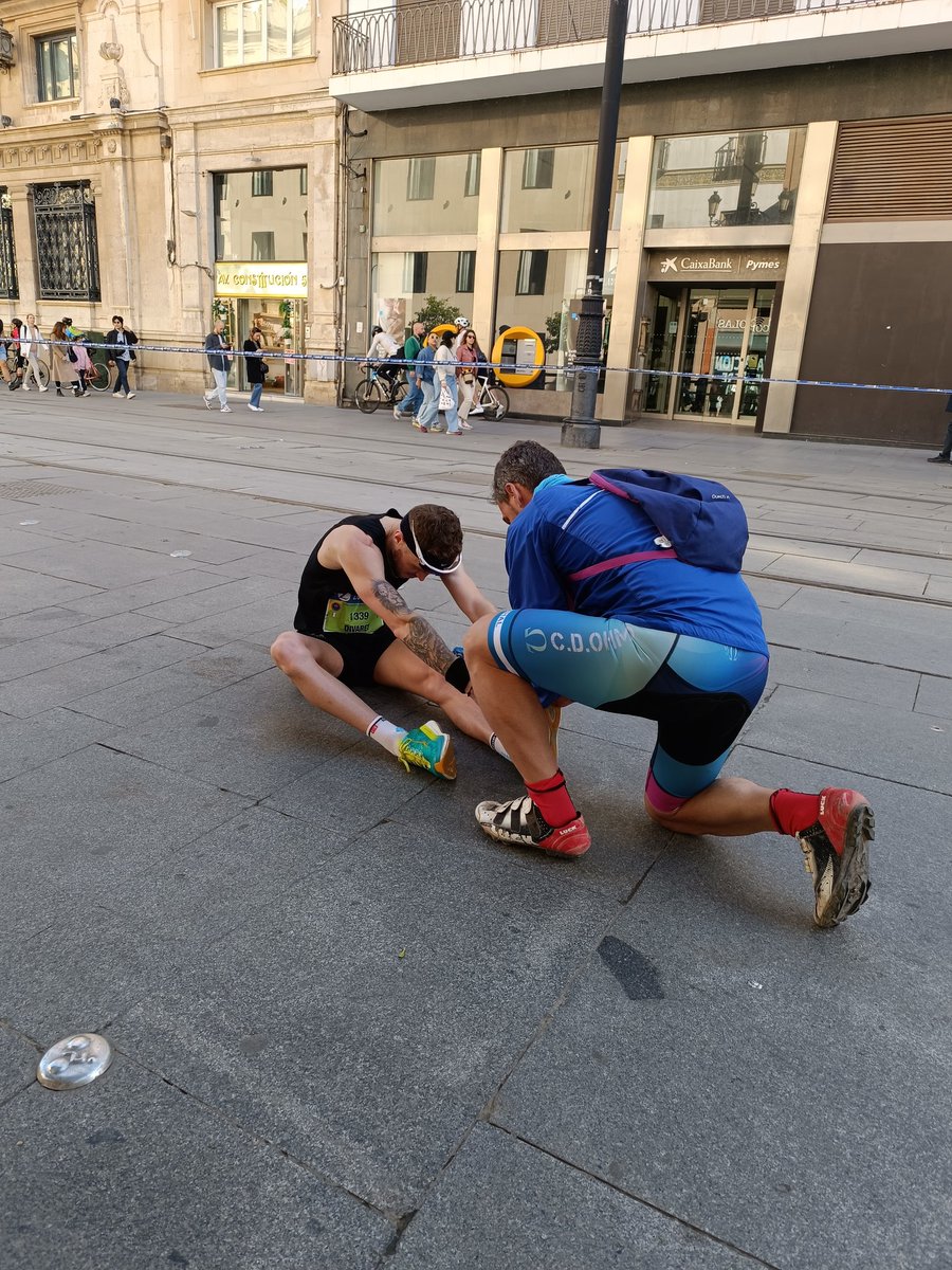 Disfrutando del <a href="/MaratonSevilla/">Zurich Maratón de Sevilla</a> desde fuera, sin voz y con dolor en las manos de dar ánimos a todos y cada uno, enhorabuena a todos. Me quedo con esta foto, cuando el km 40 te hace parar y hay que echar un cable....