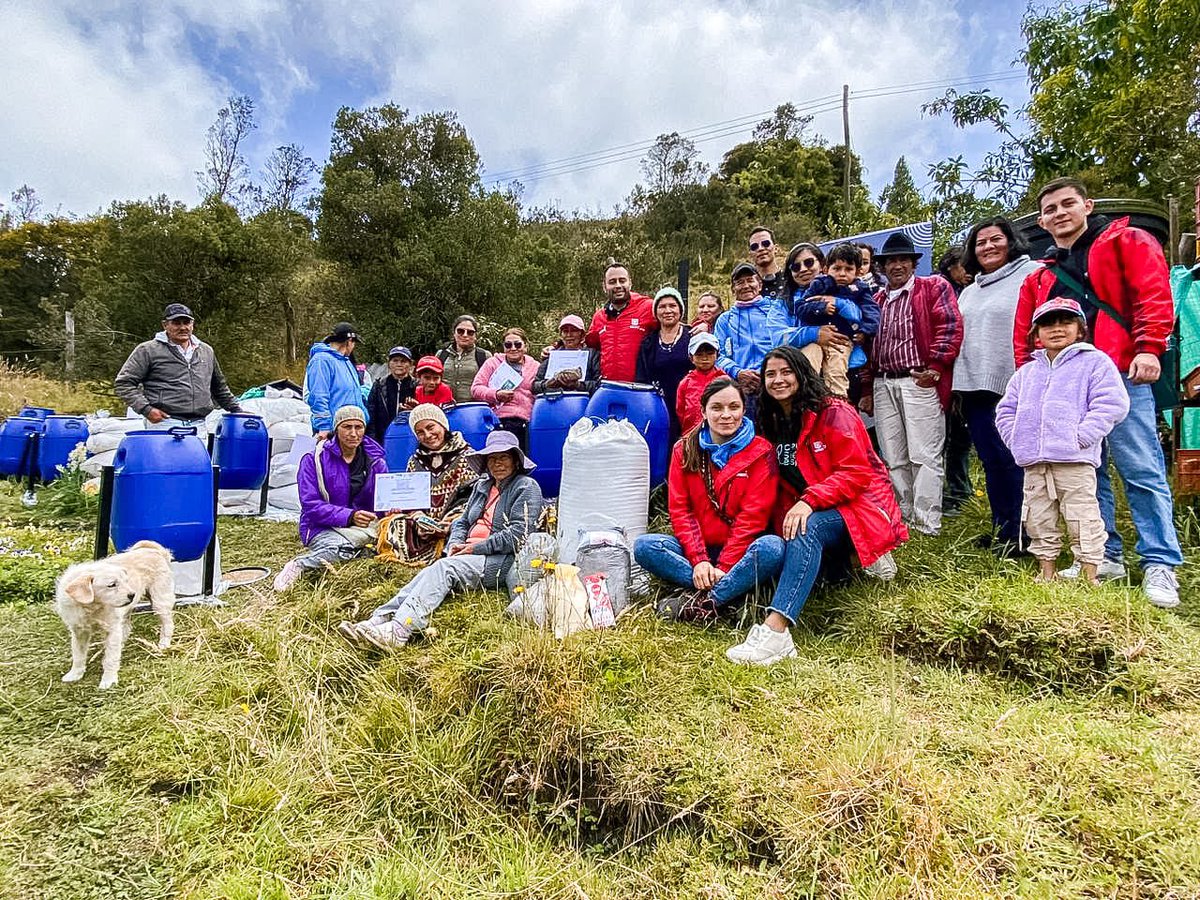 OscarRamosCal's tweet photo. ♻️ ¡Compostando y reciclando por la vereda El Verjón!
✅ Finalizamos uno de los #PROCEDAS más interesantes que hemos realizado, en el que 20 familias de nuestra ruralidad aprendieron cómo 👨🏫 aprovechar mejor sus residuos y cuidar del medio ambiente de una forma sostenible. https://t.co/NA3gRYFuIP