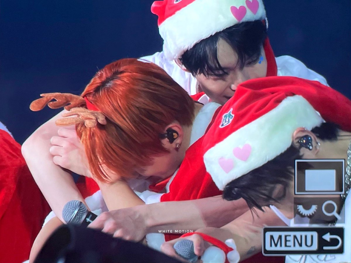 나는 기어이라는 단어를 참 좋아하는데 너를 보면 이 단어가 이렇게나 어울리는 사람이 또 있을까 생각해
기어이 노력하고 기어이 해내고 기어이 사랑하는 네가 내 마음에 가득 차서 매일 넘쳐 흐른다
졸졸 흐르는 그 마음을 보는 게 어색하지만 기뻐
생일 축하해
#스물여섯_정우도_변함없이_애쩡해