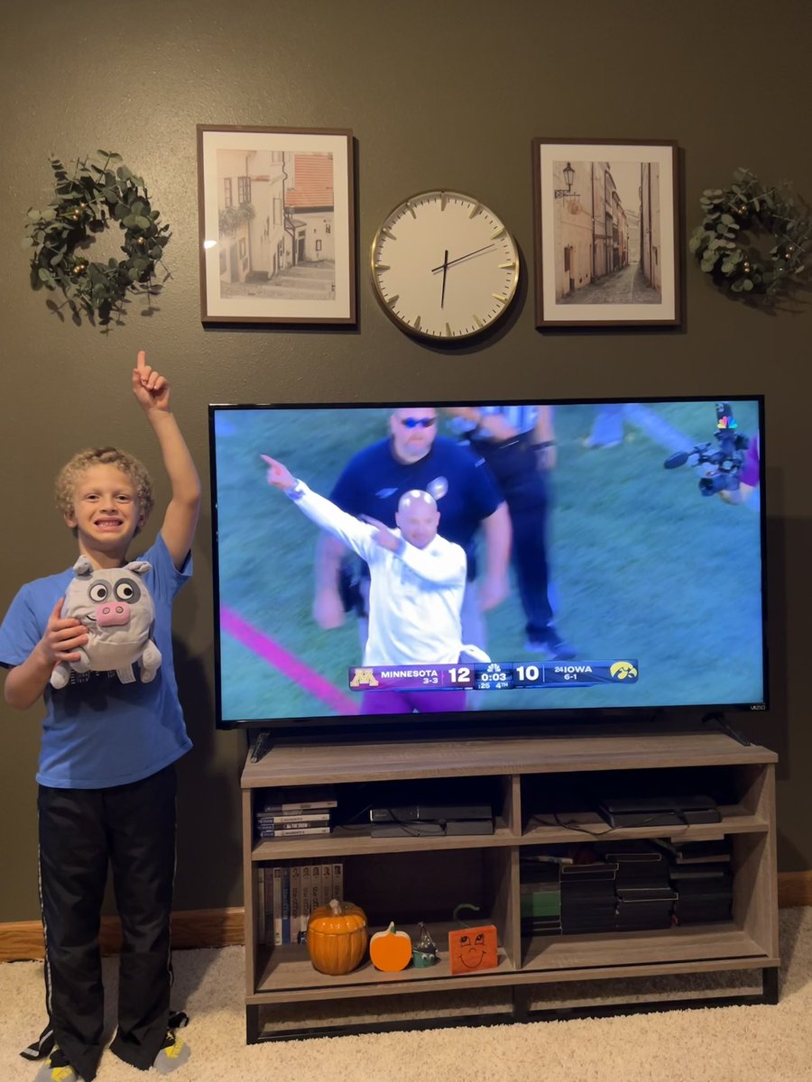 BSRushmeyer's tweet image. My birthday yesterday, little man’s 6.5th today (big deal!), coming off his best Kindergarten level hoops game yesterday morning, and he’s never been to Williams Arena! #skiumah #gaardsygiveaway