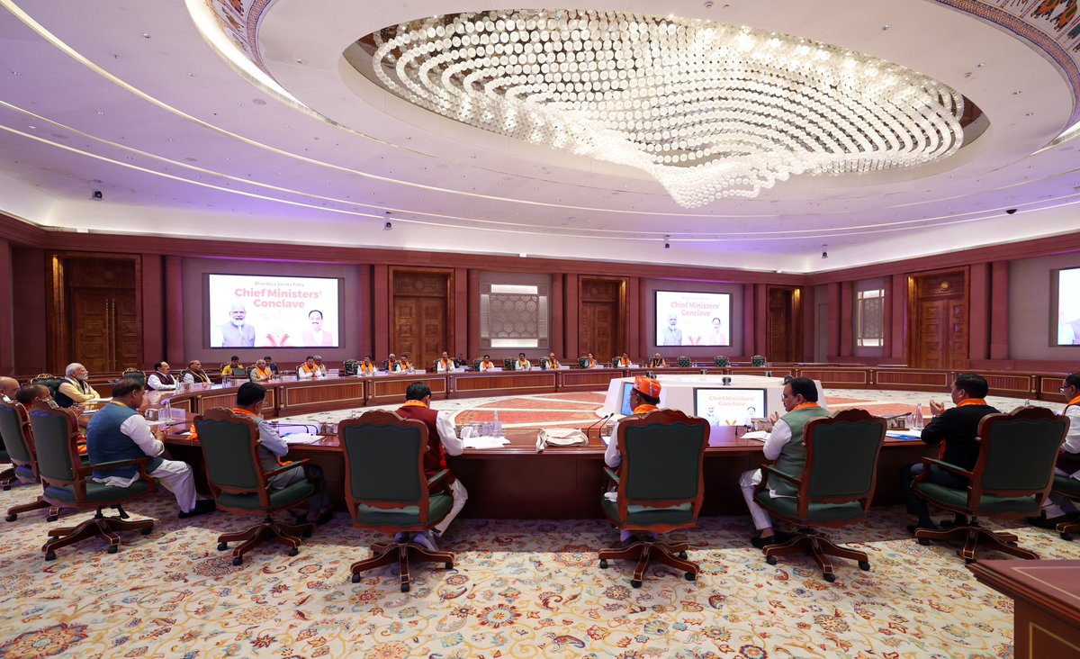narendramodi's tweet photo. Had an extensive meeting with Chief Ministers and Deputy Chief Ministers of states where @BJP4India is serving in Government. Discussed ways to further strengthen the growth trajectory of the states so that we can leverage double engine of growth to build a Viksit Bharat. https://t.co/gQRXAsbs68