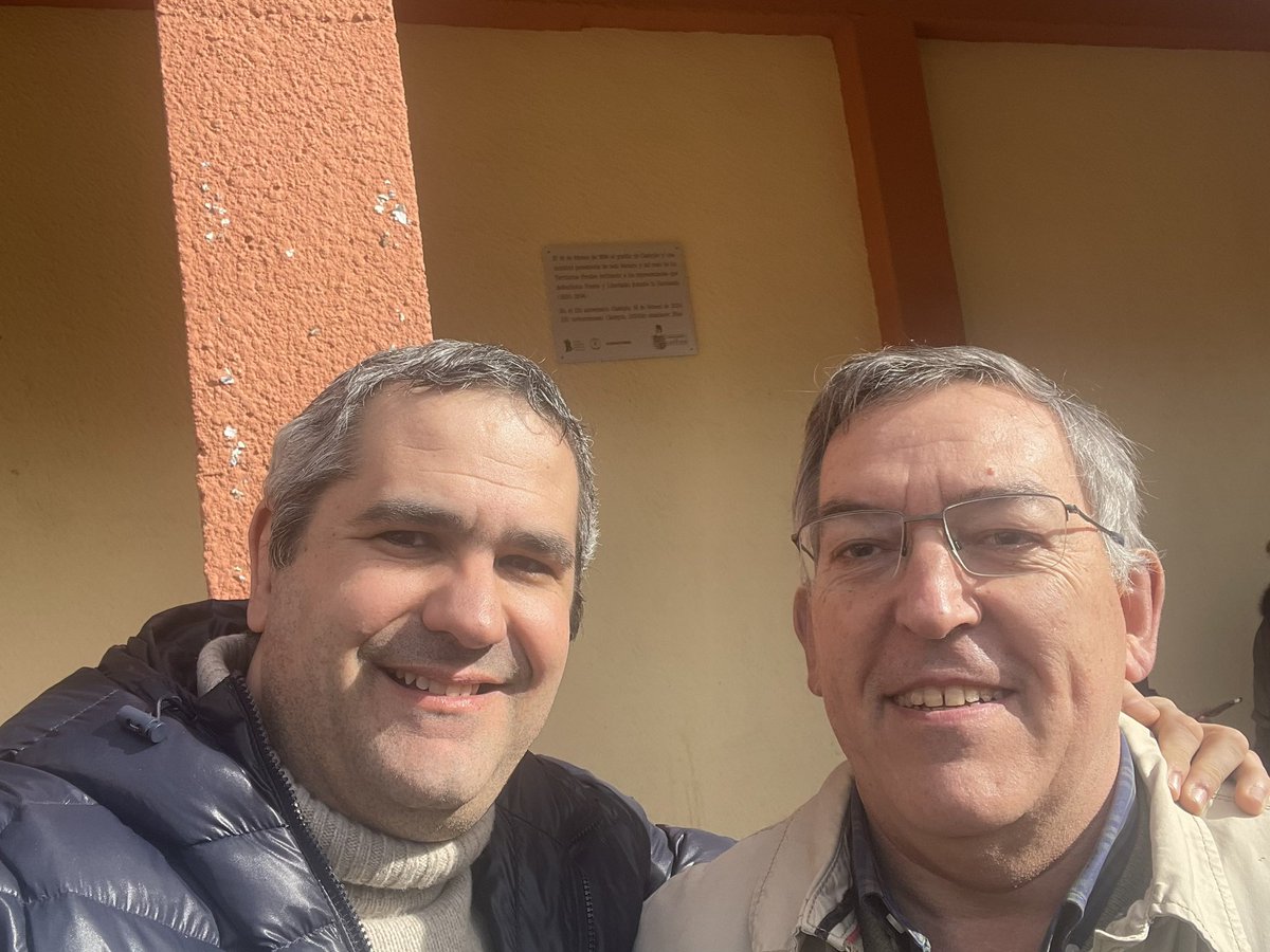 General_RE_Lee's tweet image. Aquí con @alberto_mostajo en el acto del 130º Aniversario de la Gamazada.

Lo de atrás es la placa. 😀

#Navarra
#Castejón