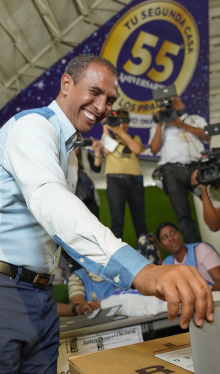 Muy contento de ejercer mi derecho al voto y recibir el respaldo de ustedes.

#CapitaleñosVoten
#DomingoMiAlcalde 
#JuntosPorLaCapital