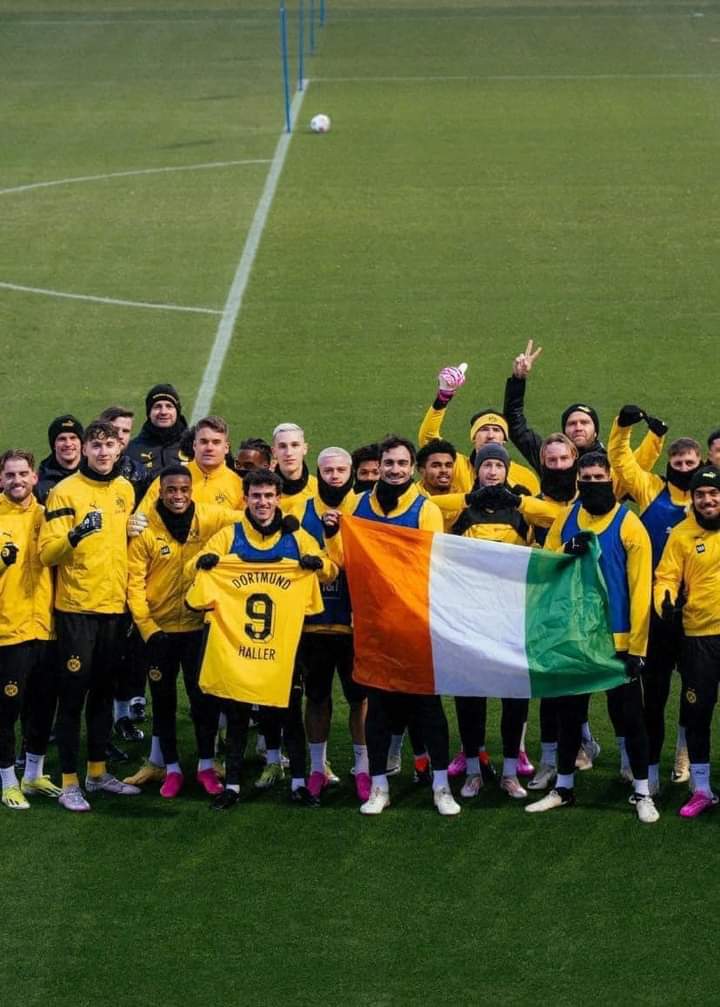 PlouStephane's tweet photo. 🔴 Les joueurs et le Staff de Dortmund apportent leur soutien à Sébastien Haller pour cette finale. 🫶🏽🇨🇮 https://t.co/yuEheFMWgW