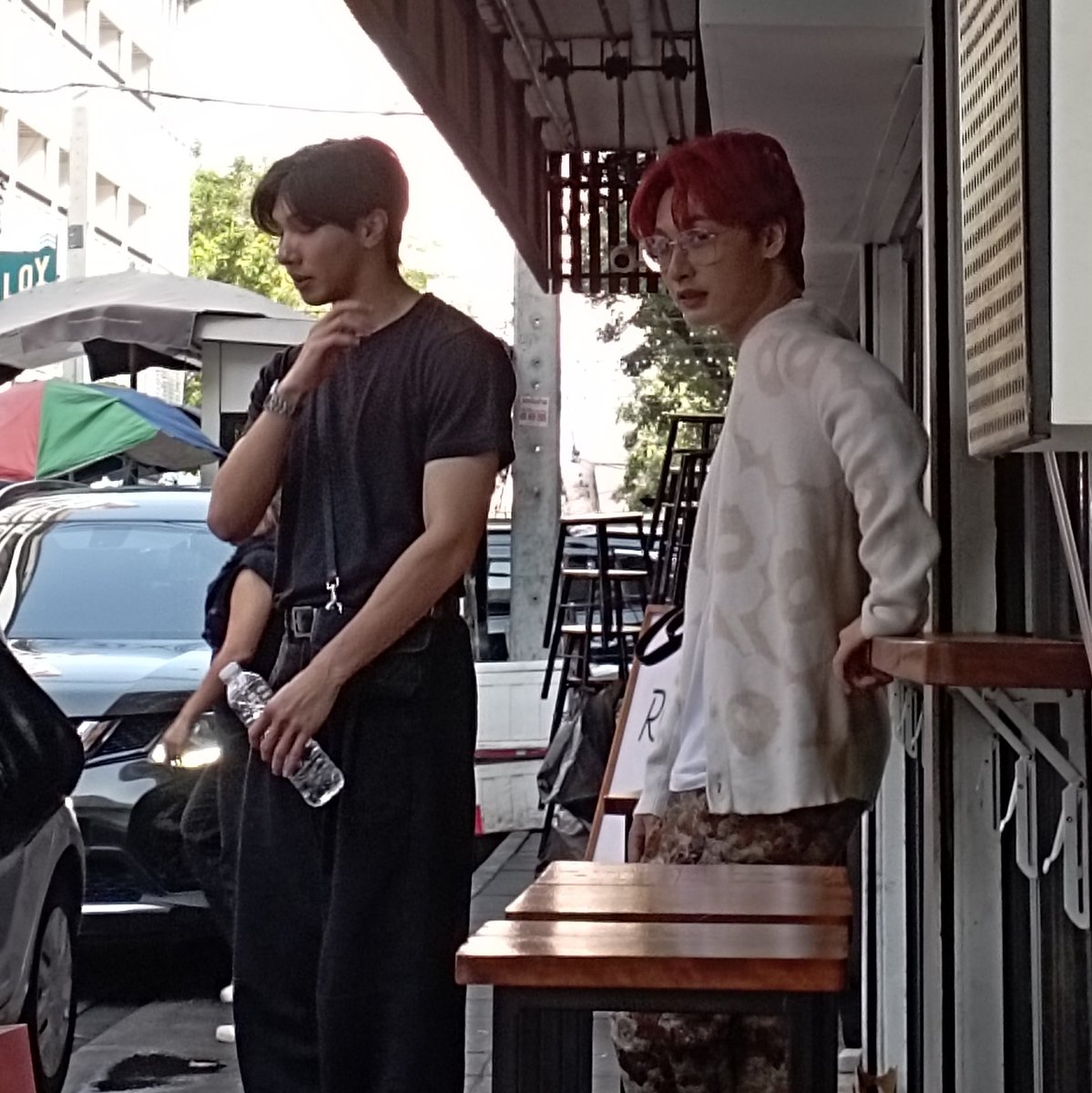 thip_boonnada's tweet photo. เมื่อวานขณะโสเหล่กันเรื่องขึ้นแท็กซี่ รถเมล์ หรือจะเดินไปbts ก็เจอน้องหล่งลีกับน้องกำลังจะกลับซึ่งที่จริงจะไปบ้านพี่คชา น้องๆน่ารักมาก อยากให้ร่วมงานกันอีกนะ #KachaNontanun #kachalovecode24 #gunnapatn #longshilee https://t.co/7BGQLRelQr