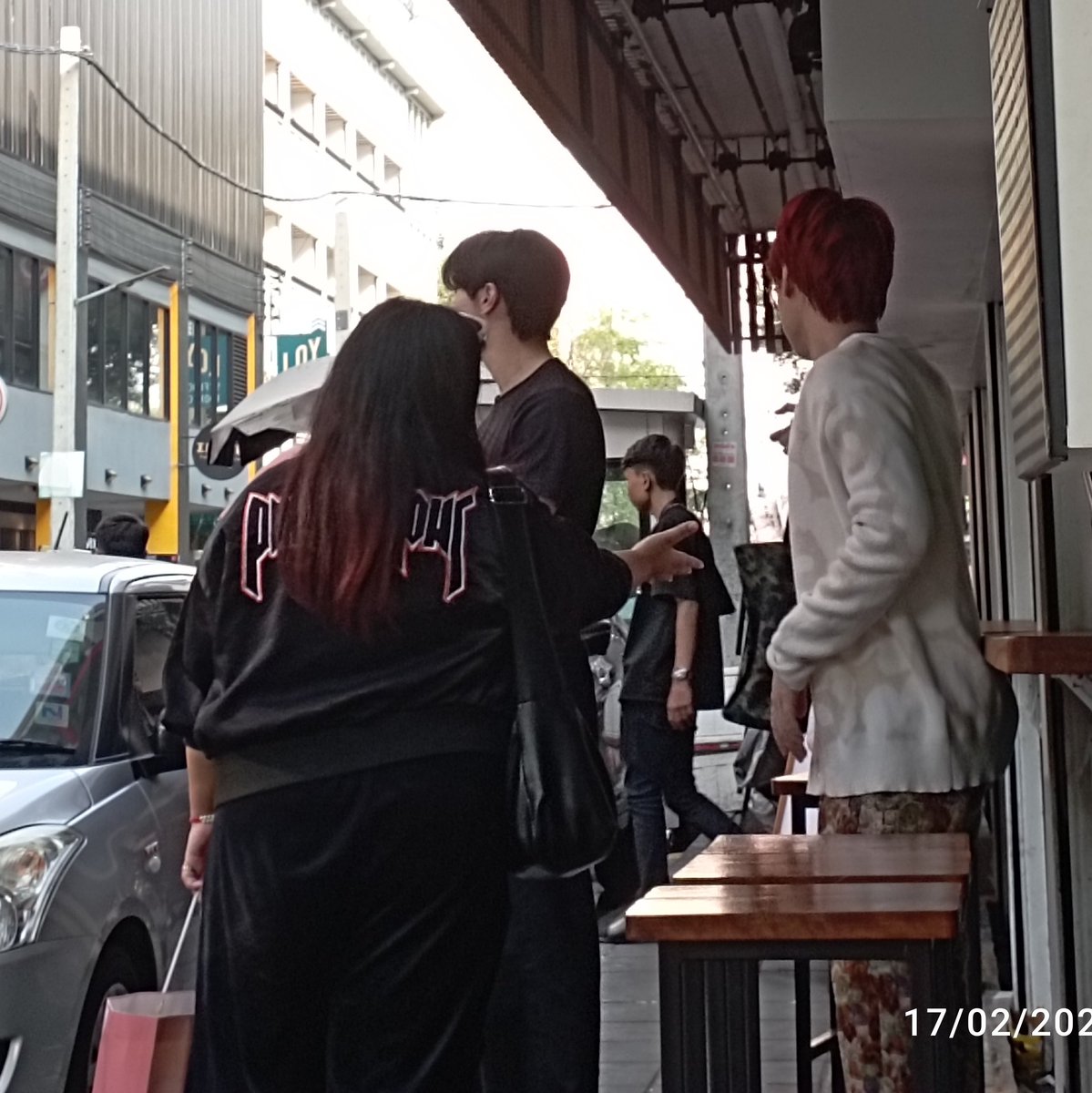 thip_boonnada's tweet photo. เมื่อวานขณะโสเหล่กันเรื่องขึ้นแท็กซี่ รถเมล์ หรือจะเดินไปbts ก็เจอน้องหล่งลีกับน้องกำลังจะกลับซึ่งที่จริงจะไปบ้านพี่คชา น้องๆน่ารักมาก อยากให้ร่วมงานกันอีกนะ #KachaNontanun #kachalovecode24 #gunnapatn #longshilee https://t.co/7BGQLRelQr